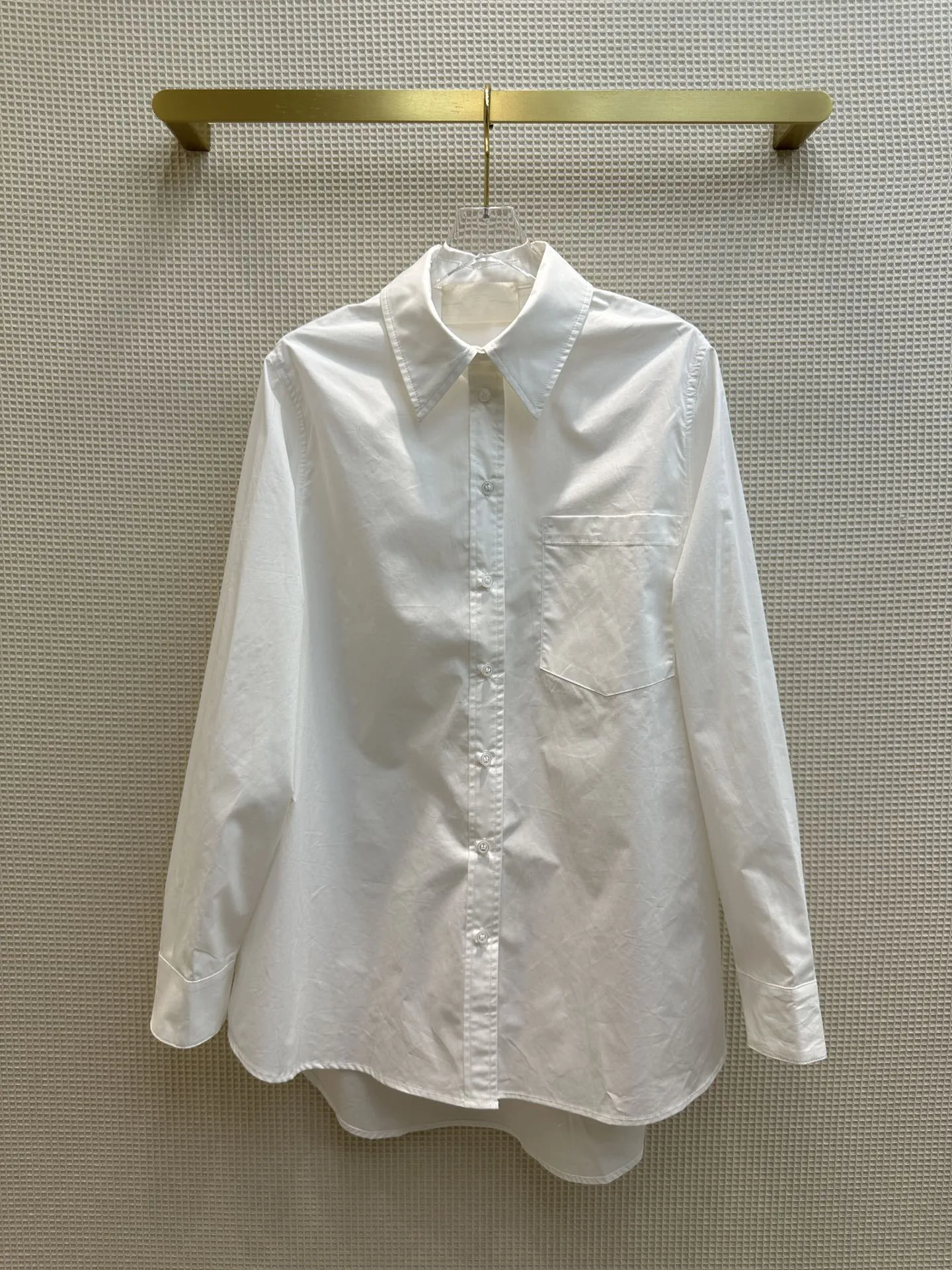 Дизайн лацканов белой рубашки в стиле бойфренда версия свободного профиля может сочетаться с поясом для модной талии Изображение 0