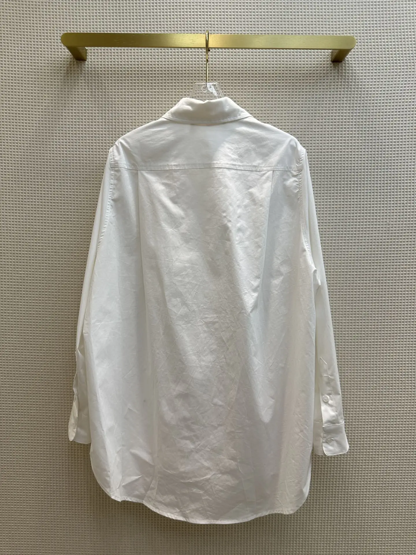 Дизайн лацканов белой рубашки в стиле бойфренда версия свободного профиля может сочетаться с поясом для модной талии Изображение 1