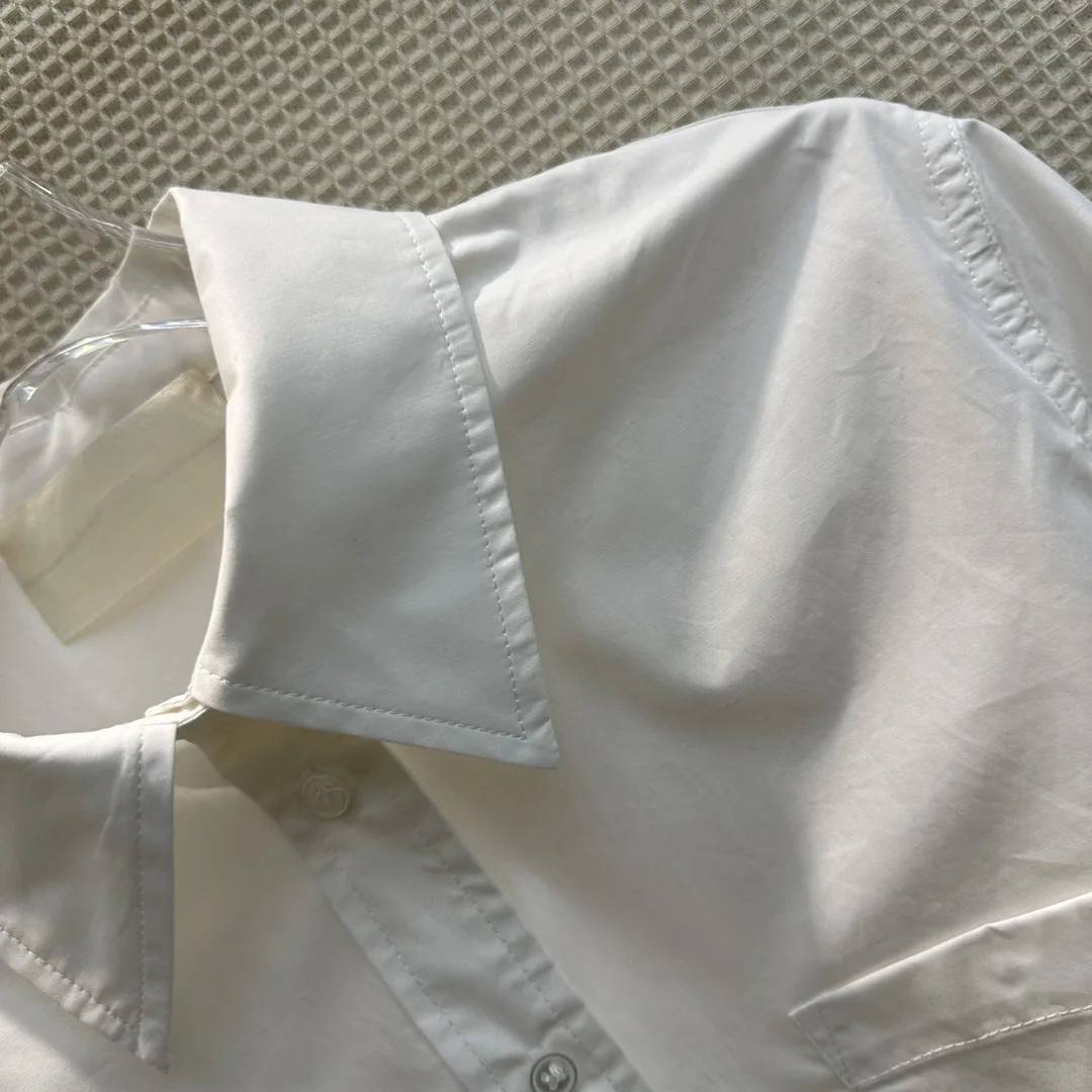 Дизайн лацканов белой рубашки в стиле бойфренда версия свободного профиля может сочетаться с поясом для модной талии Изображение 2