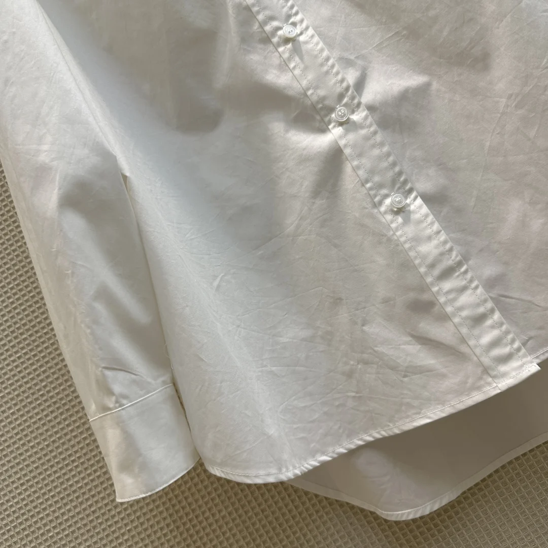 Дизайн лацканов белой рубашки в стиле бойфренда версия свободного профиля может сочетаться с поясом для модной талии Изображение 3