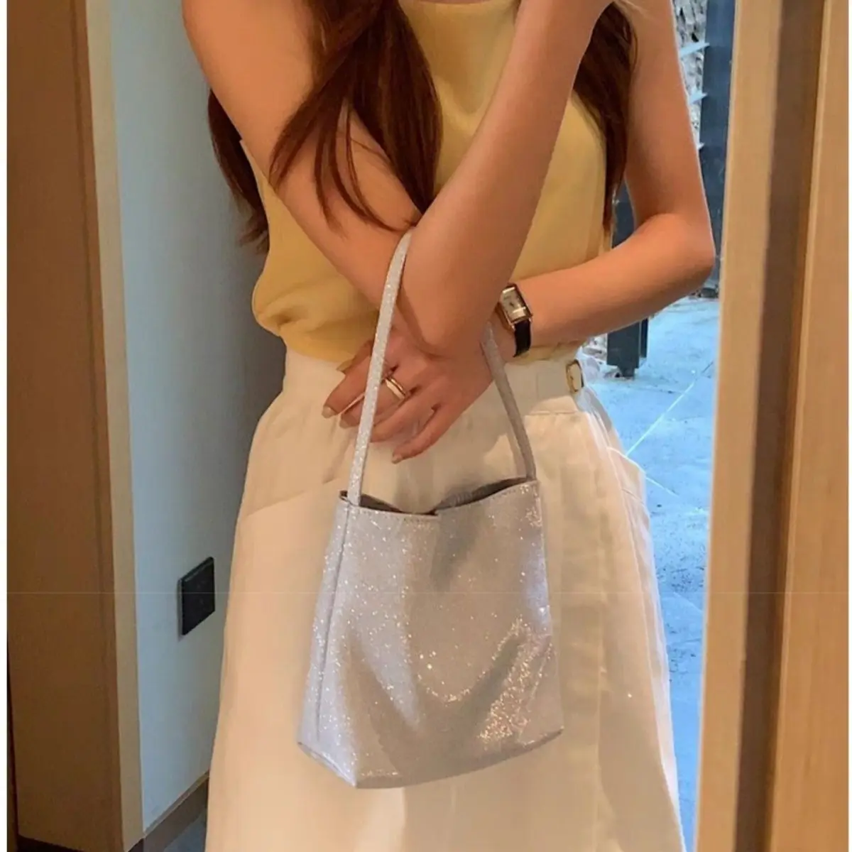 Летняя новая серебристая сумка через плечо 2023 года, универсальная INS, минималистичная модная ручная сумка с блестками, женская маленькая сумка для тела Изображение 0